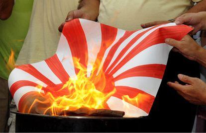 Manifestantes chinos queman una bandera de papel de Japón