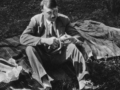 Hitler, en un almuerzo en el campo.
