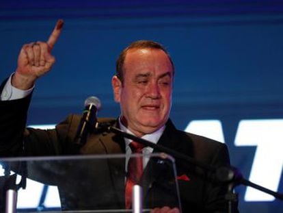 El exfuncionario de prisiones derrotó a Sandra Torres en unos comicios en los que solo votó el 42% de la población