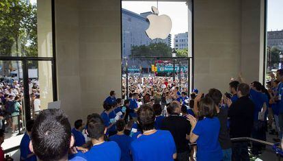 Los 300 empleados de Apple dan la bienvenida a los primeros clientes del establecimiento.