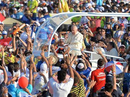 El papa Francisco, aclamado por los fieles en la Ciudad de Panamá, durante las Jornadas Mundiales de la Juventud de 2019.