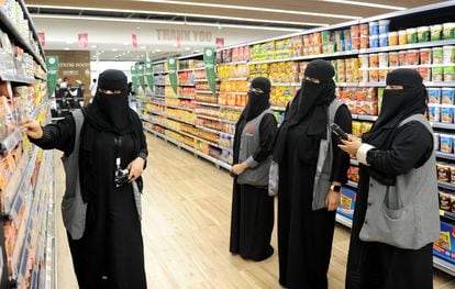 Formación de empleadas en un supermercado en la ciudad saudí de Jedah, en febrero pasado.