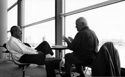 Norman Foster y Otl Aicher, en Londres (1990).