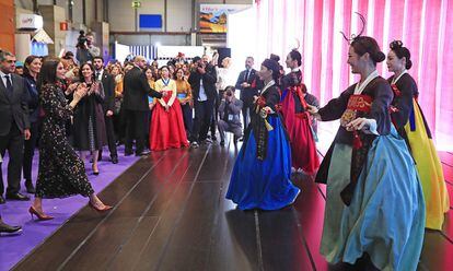La reina Letizia y el resto de autoridades son recibidas en la inauguración del Fitur 2020 con un baile tradicional, en Madrid.
