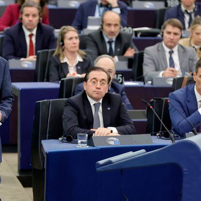 Carles Puigdemont, José Manuel Albares y Pedro Sánchez, en diciembre en un pleno en Estrasburgo.