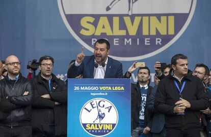 Matteo Salvini se dirige a sus seguidores el pasado día 18 en Milán. 