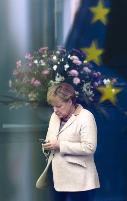 Angela Merkel consulta su móvil, en una foto de 2011.
