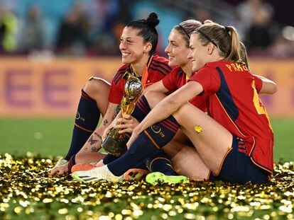 Jennifer Hermoso, Alexia Putellas e Irene Paredes posan el domingo con la Copa del Mundo.