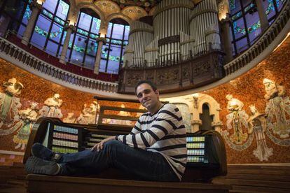 Juan de la Rubia, frente al &oacute;rgano del Palau de la M&uacute;sica. 