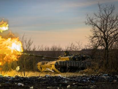 Un tanque ucranio ataca posiciones rusas en Chasiv Yar, en Donetsk, el 29 de febrero.