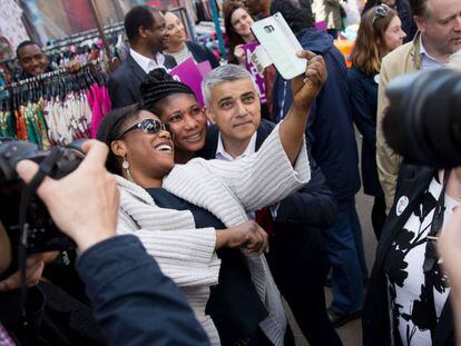 El candidato laborista a la alcald&iacute;a de Londres, Sadiq Khan, posa este mi&eacute;rcoles para una foto con dos seguidoras en un mercado de Londres.