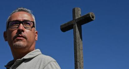 Luis Alberto Gonz&aacute;lex, profesor de religi&oacute;n, gay, casado y ahora expulsado por las autoridades religiosas, en La Laguna (Tenerife).