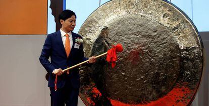 El fundador de Xiaomi, Lei Jun, durante la salida a Bolsa de la compa&ntilde;&iacute;a. 