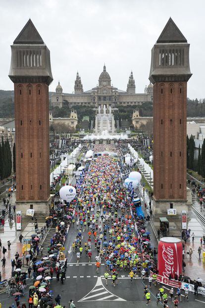 El marat&oacute;n de Barcelona, con un recorrido a trav&eacute;s de los edificios m&aacute;s importantes de la ciudad, atrajo a 15.433 corredores.
