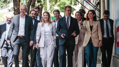 Alberto Núñez Feijóo, con los líderes territoriales del PP a su llegada a la Junta Ejecutiva Nacional este martes en Madrid.
