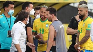 Messi y Neymar, entre otros jugadores, durante las conversaciones posteriores a la suspensión del partido.