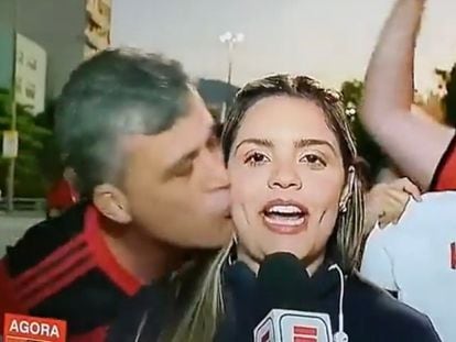 La periodista de la cadena ESPN, Jessica Dias al momento de ser agredida por el hincha del Flamengo, Marcelo Benevides.