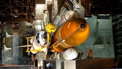 El transbordador <i>Endeavour</i> en el hangar del Centro Espacial Kennedy (en Florida).