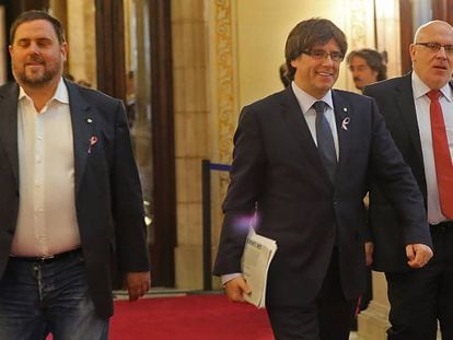 Carles Puigdemont, junt amb Oriol Junqueras, en el Parlament/Parlament