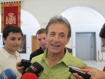 Pedro Escobar (IU) a la salida de la Asamblea de Extremadura.