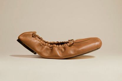 La firma de moda Khaite también se decanta por el diseño inspirado en el ballet. Sus zapatillas, que miran directamente a las puntas de clásico, aparecieron por primera vez en la precoleción para este otoño y estarán también la próxima primavera-verano.