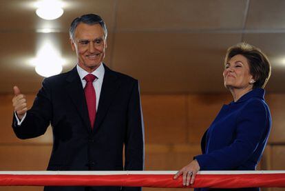 El presidente electo, Aníbal Cavaco Silva, saluda a sus partidarios en Lisboa acompañado por su esposa, Maria.