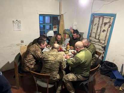 Un grupo de soldados alojados en la casa de Román come la comida preparada por su mujer, Yulia, el 5 de marzo.