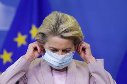 La presidenta de la Comisión Europea, Ursula Von der Leyen, se quita la máscara en Buselas el 8 de septiembre.