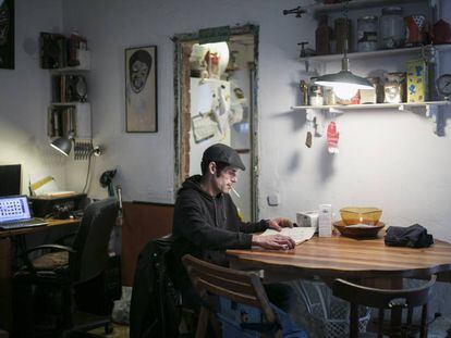 Roger Ram&iacute;rez, uno de los inquilinos de las casas de la calle de Pons i Gallarza, en Sant Andreu, que desconocen quien las ha comprado.