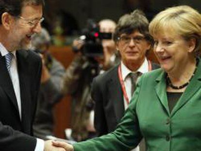 Mariano Rajoy saluda a la canciller alemana Angela Merkel