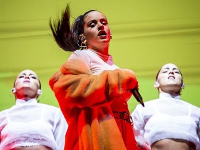 Rosalía, durant una actuació al NOS Primavera Sound Festival, a Oporto (Portugal).