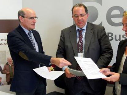 De izquierda a derecha, Rafael Bengoa, Xavier Corbella y Raquel Barba este mi&eacute;rcoles en Bilbao. 