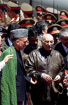 Karzai (izquierda) y el ex rey Zahir Shah, ayer a su llegada a Kabul.