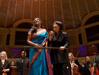 Reena Esmail, compositora, y Mei-Ann Chenn, directora de la Chicago Sinfonietta.