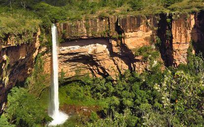 La cascada V&eacute;u de Noiva (velo de novia) de 86 metros de ca&iacute;da, en el parque nacional Chapada dos Guimar&atilde;es, en Brasil.