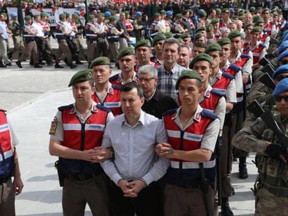 Los soldados acusados de participar en el golpe de Estado fallido llegan al juzgado de la cárcel de Sincan, en Ankara, este lunes.