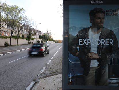 Publicidad en una parada de autobús de una calle desierta de Madrid.