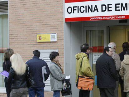 Un grupo de personas hace cola en la entrada de una oficina de empleo de la Comunidad de Madrid