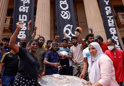 Participants in the popular revolt celebrate, this Friday, the resignation of President Gotabaya Rajapaksa in front of the presidential palace in Colombo.
