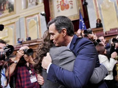 Pedro Sánchez abraça Pablo Iglesias, líder d'Unides Podem, després de ser investit president del Govern.