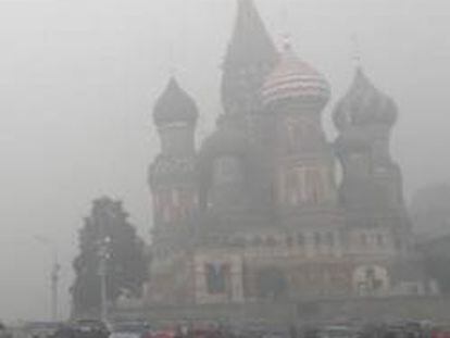 La Plaza Roja de Moscú y el edificio del Kremlin (d) entre la densa humareda procedente de los incendios registrados en las inmediaciones de la capital rusa desde hace unos días.