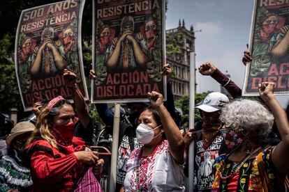 Integrantes de diversas organizaciones indígenas  como el Ejercito Zapatista de Liberación Nacional, (EZLN), el Congreso Nacional Indígena durante un mitin con motivo a la conmemoración de los 500 años de resistencia indígena.