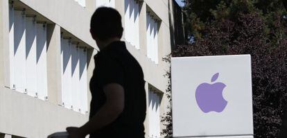 Un empleado, entre los edificios que componen la sede de Apple en California.