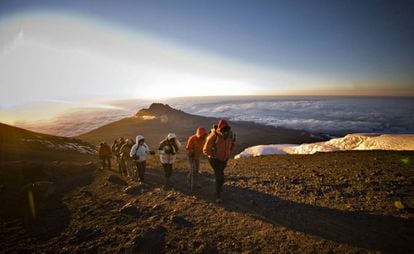Un grupo de senderistas aproximándose, al amanecer, a la cima del monte Kilimanjaro (Tanzania), cumbre más alta de África.