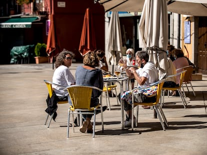 Vecinos de Puigcerdà en la terraza de una bar, este miércoles