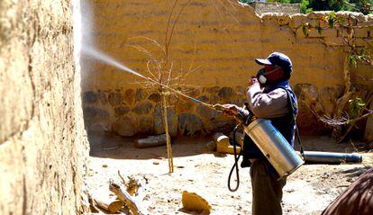 La fumigación en los hogares es una de las herramientas para luchar contra la malaria.