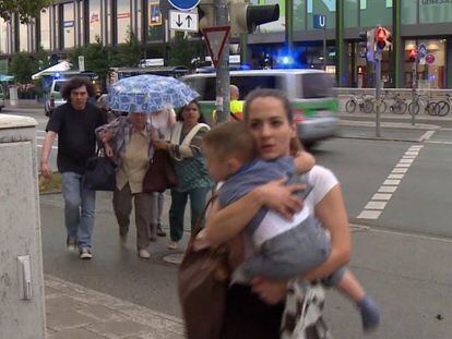 La poblaci&oacute;n se aleja del centro comercial Olympia tras el tiroteo.