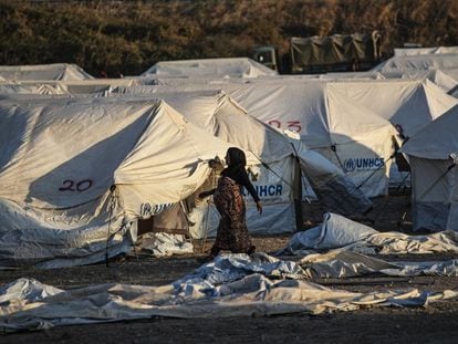 Una mujer camina por el nuevo campo de refugiados de Kara Tepe en la isla de Lesbos.