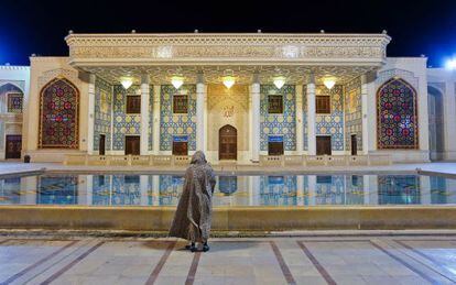 Una de las tumbas del mausoleo de Shah Cheragh, en Shiraz (Irán).