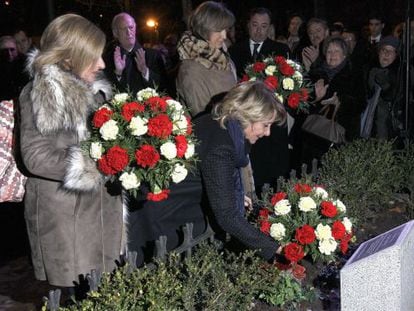 La presidenta del PP de Madrid, Esperanza Aguirre (centro), acompañada por Consuelo Ordóñez (izquierda) y Ana Iríbar, hermana y viuda, respectivamente, durante la ofrenda floral del pasado 22 de enero en Madrid en homenaje a Gregorio Ordóñez, asesinado por ETA hace 18 años.